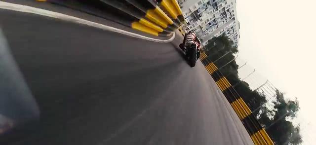 画像: リーダーのM.ジェソップを、追うP.ヒックマンがじわじわ捉えます。コースにエスケープはほとんどなく、壁かガードレールがコース際まで迫ります・・・こわいです! www.youtube.com
