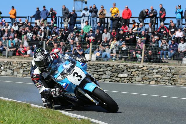 画像: クラシックTTの4周のスーパーバイククラスで優勝した、M.ダンロップとチーム・クラシック・スズキのXR69。平均時速126.808マイル(約204km/h)のラップレコードを樹立しています。 www.teamclassicsuzuki.media