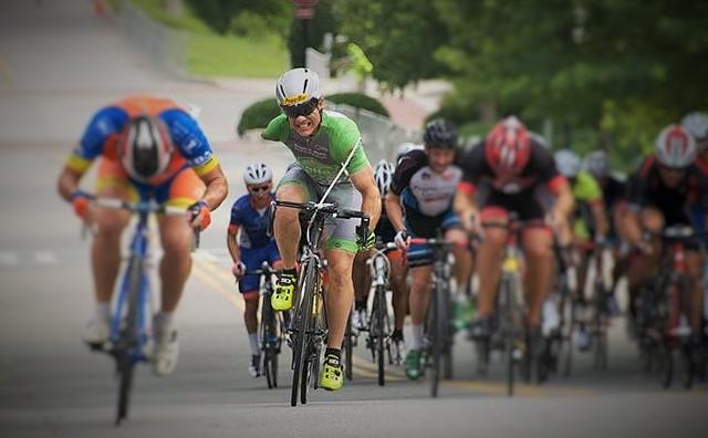 画像: 自転車競技でも活躍するJ.グリフィン。子供のころから、彼はあらゆるスポーツにトライしたそうです。 www.betterthanable.com