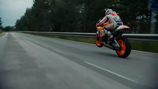 画像: ファクトリーMotoGPレーサーのホンダRC213Vで公道を激走! www.youtube.com
