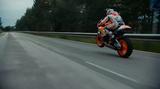 画像: ファクトリーMotoGPレーサーのホンダRC213Vで公道を激走! www.youtube.com