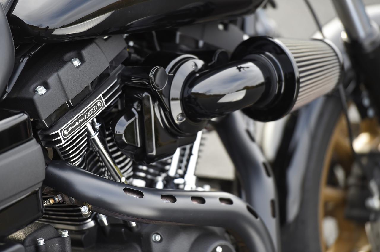 画像: ツインカムシリーズでは最強の110キュービックインチ。1801ccの空冷Vツインを搭載しています。剥き出しのエアクリーナーが奏でる「ガララララッ」っていう吸気サウンドは、ハッキリ言って快感です。