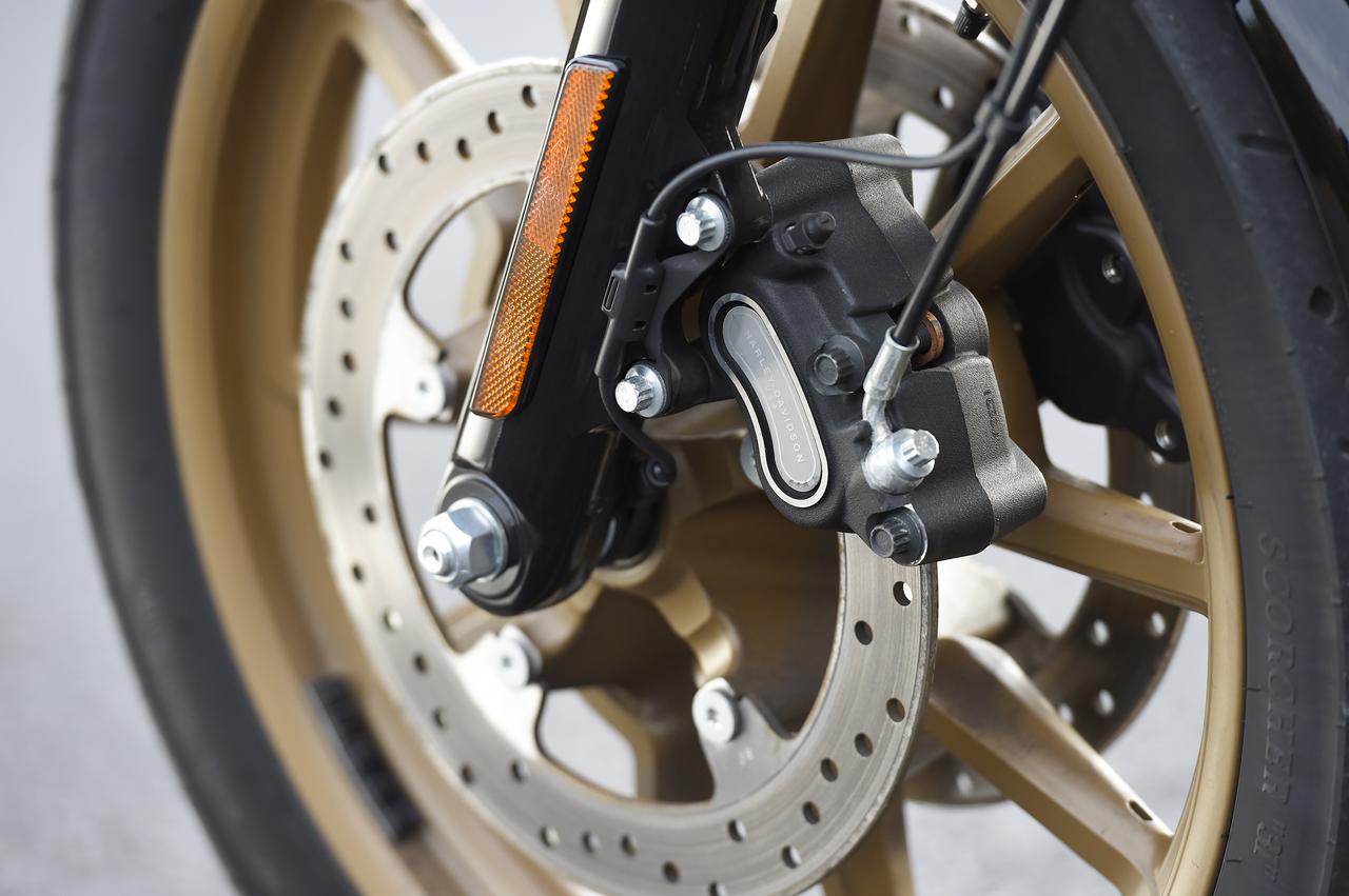 画像: 確かな安心感を伝えてくれるフロントフォークと強力なブレーキの組み合わせです。鬼のような加速を見せるローライダーSの走りを受け止めます。新型ツーリングファミリーの基礎になったのは、このバイクでは?と思うほどに優秀!