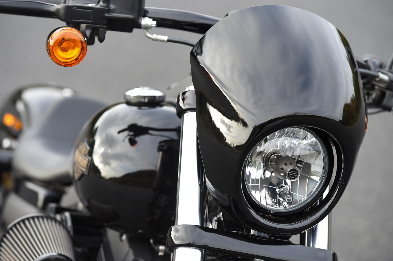 画像: 特徴的なのがこのスピードスクリーン。いまどき本場の「ワル」はこういうスタイルが最先端です。実は防風性能も優れていて、旅での快適さアップにも役だっています。