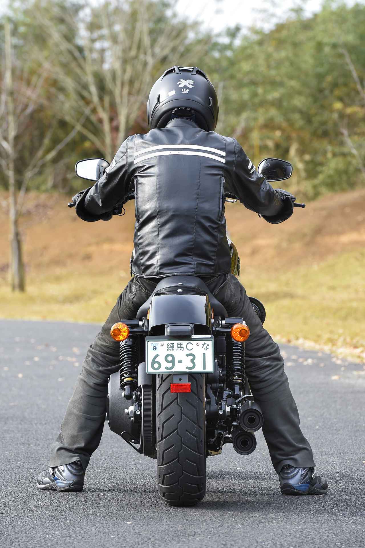 画像: シート高は685mmなので身長176cmのライダーの場合、足着きはベッタベタ。身長160cmでも、恐らく大丈夫だと思います。ちなみに重量は305kgですけど重さは不思議なほどに感じません。跨ったままのバックも余裕です!