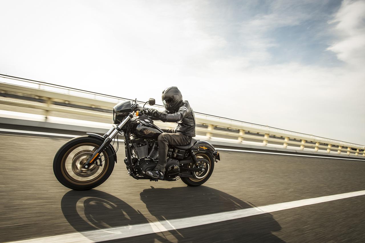 画像: ホットなコーナリングだけじゃなく、ゆったりクルージングも味わいが深いのに驚きます。前後サスペンションがしなやかなので、ツーリングペースも快適でした。ローライダーS、万能かっ!?