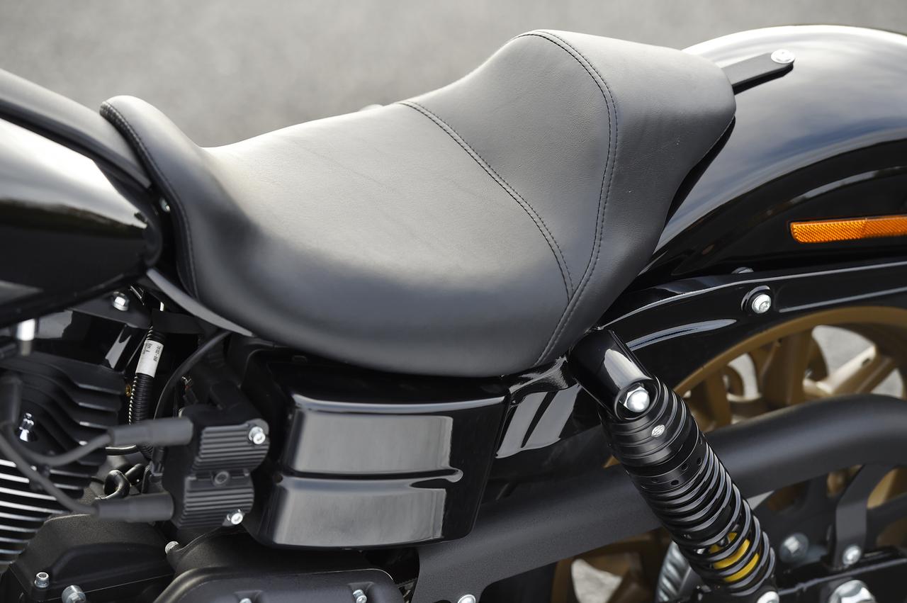 画像: 男らしくソロシートでスタイル優先かと思いきや、実はかなりホールド感が高いシートでした。フルスロットルでシート後部にグッと腰が沈みこんで、加速の時にライダーを受け止めてくれるんです。