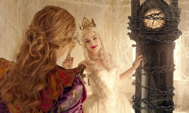 画像: 白の女王(ミラーナ) 赤の女王の妹で、現在のアンダーランドの統治者。皆から愛される美しい女性。マッドハッターを救えるのはアリスだけだと考え、時間の番人<タイム>の存在と、時間をさかのぼる禁断の方法をアリスに明かす。 www.disney.co.jp
