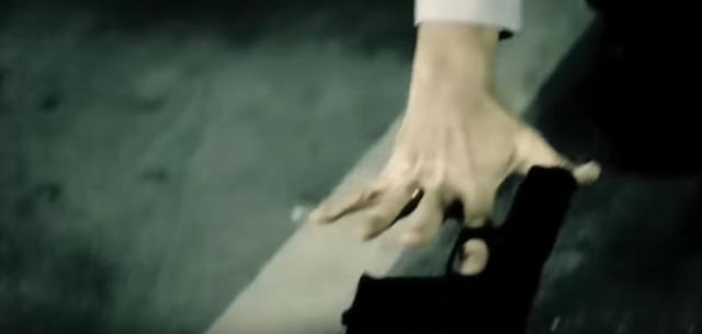 画像: 私はやむなく銃を置いた。人質を取られては仕方がない。