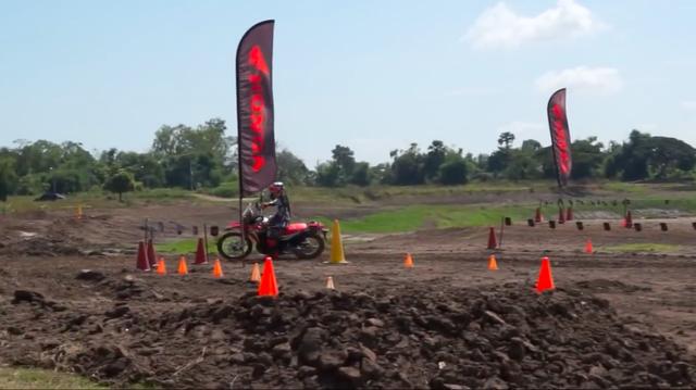 画像: 特設コースでCRF250ラリーを試乗する専門誌テスターたち・・・。 www.youtube.com