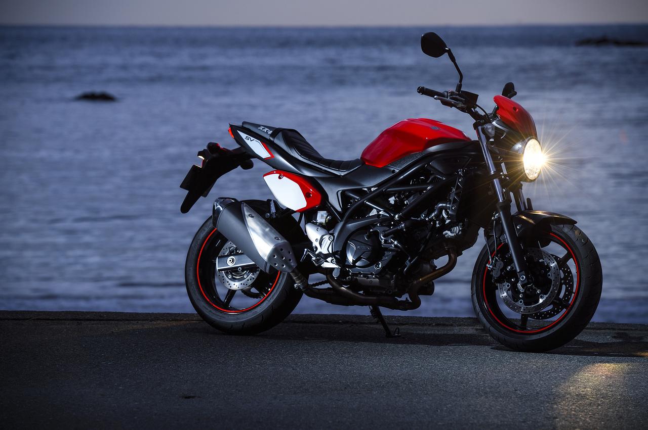 画像: メーターバイザー、フレームカバー、タックロールシート、ホイールリムラインテープの4点のオプションパーツを装着しています。ノーマルも良いですけれど、かなり華やかで高級感がありますね。何より素晴らしいのが「純正」なので後付けパーツ感がまったく感じられないことです!