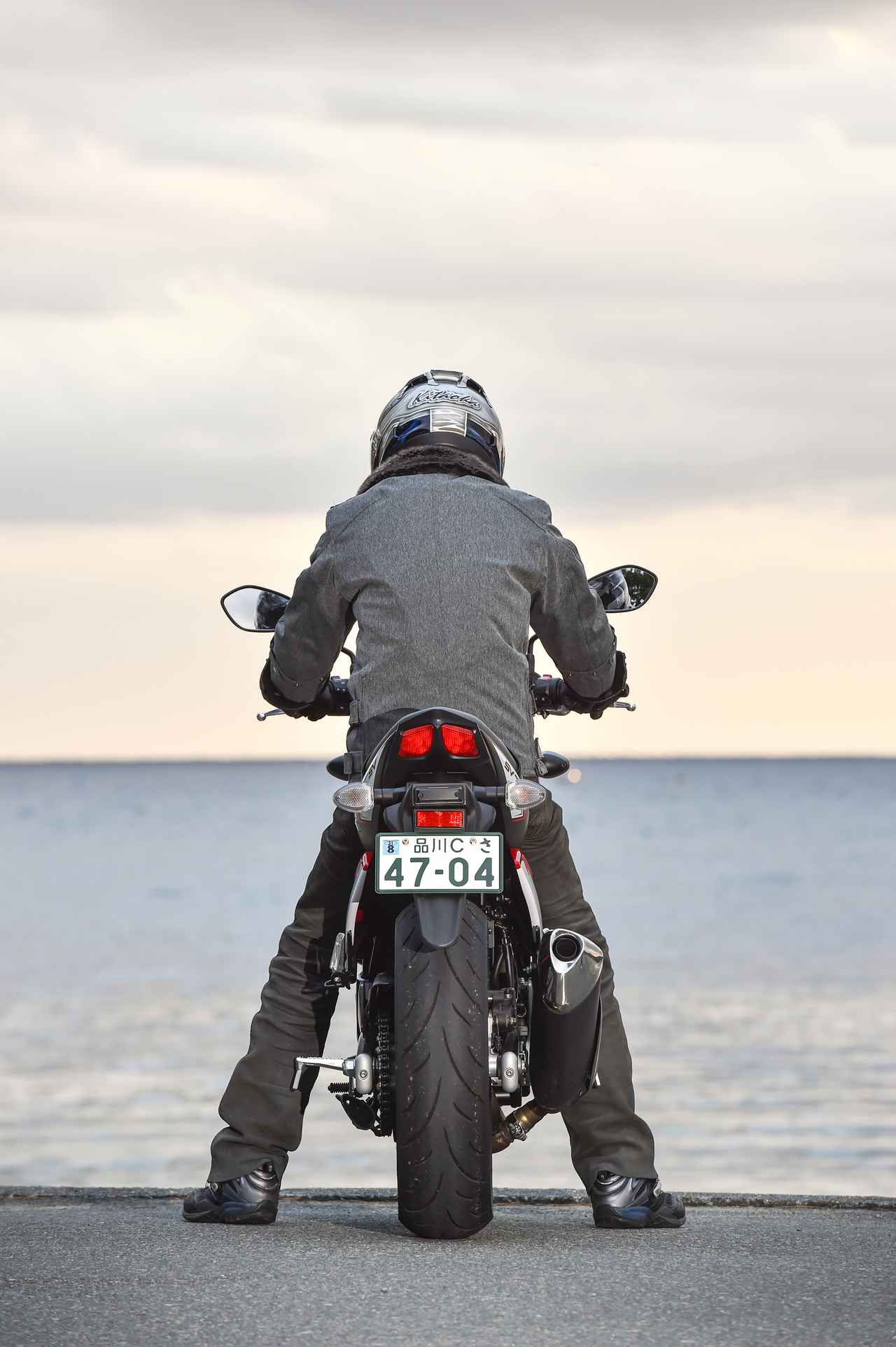 画像: オプションのタックロールシートを装着していますが、足着き性はほとんど変わりません。ノーマルのシート高は785mmなのですが、Vツインエンジンはスリムな車体にできるので、足が下ろしやすく、体感的にはもっと低く感じます。身長176cmのライダーで両足ともにベッタベタに接地。なのにライディングポジションは一切窮屈だと感じないのが不思議です。