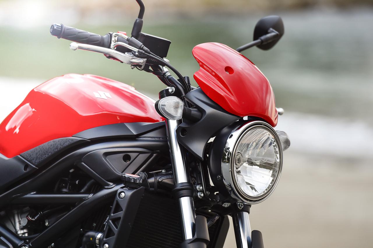 画像: メーターバイザー/1万2960円(税込)。スタイルアップだけじゃなく、高速道路ではウインドシールドとしても活躍してくれました。ツーリング派には必須だと思います! いきなり別のバイクみたいに変身します。