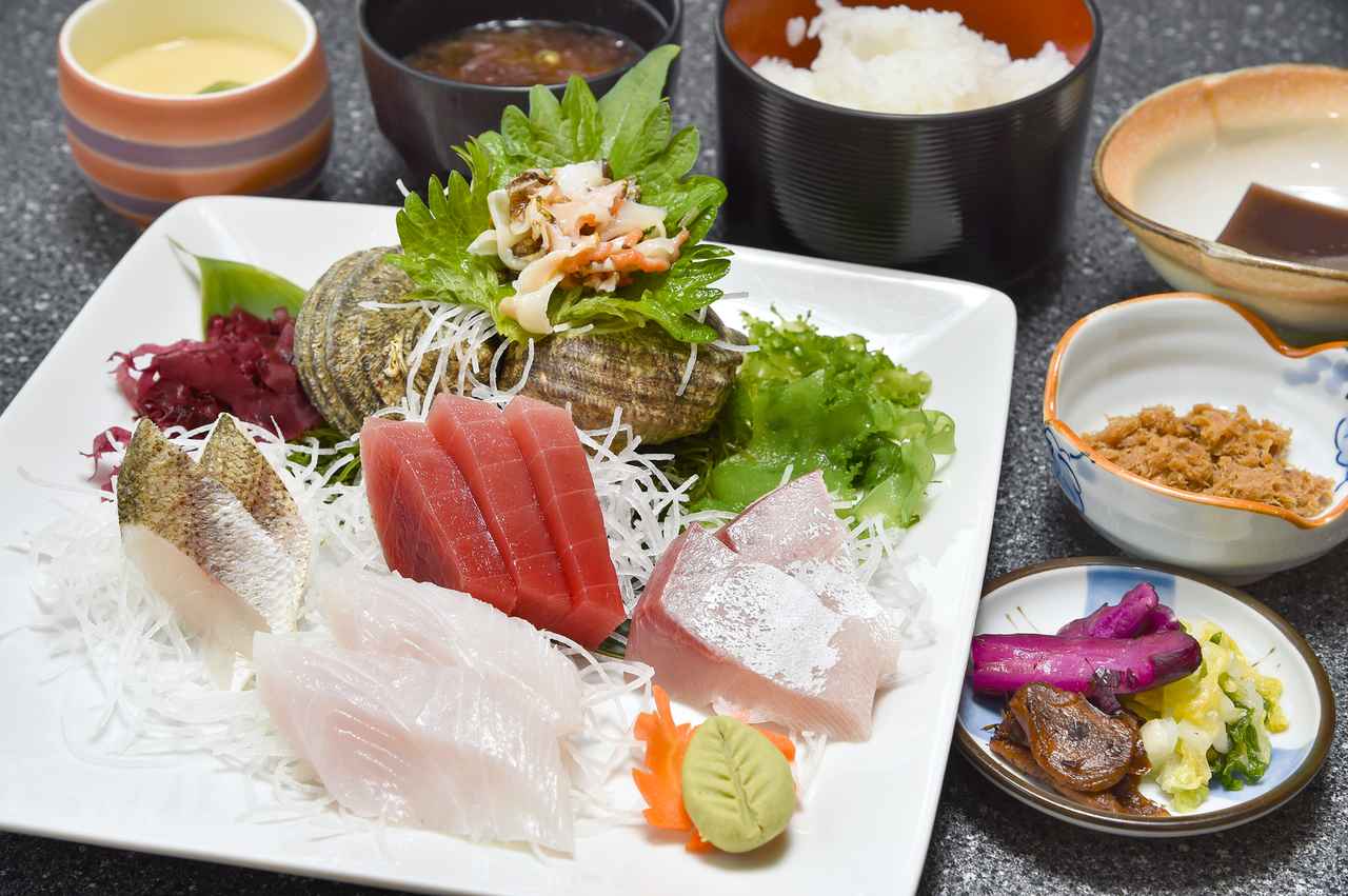 画像: ソロツーリング派には「刺身膳」を強く推奨。普通に海鮮丼とかもありますけれど、ここで食べるなら川奈港の朝獲れ地魚がメインとなるコッチが本命です。1800円(税抜)は高価だと感じるかもしれませんが、食べた後は「これなら安い!」と思えます。