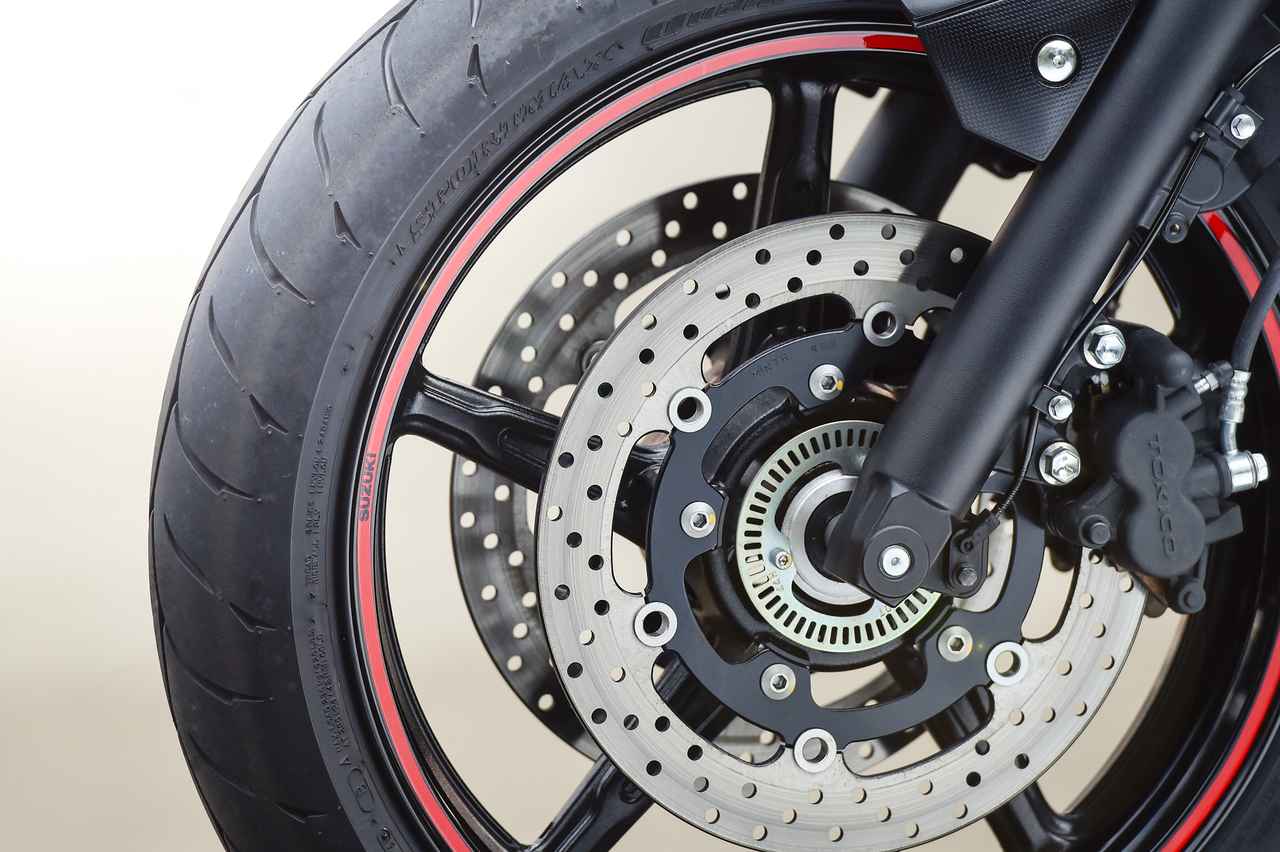 画像: リムストライプテープ(1台分)/7884円。はっきり言いますけど、ドレスアップとしての費用対効果が最高です。一気に足周りがスポーティになります。バイクはカッコ良さが命!と思うボクのようなライダーのマストアイテムです。