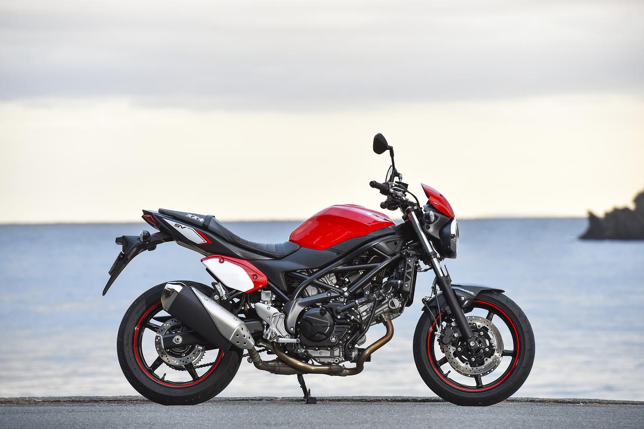 画像: メーターバイザーをはじめとして、サイド&リヤビューが華やかになるフレームカバー、クラシカルなタックロールシートが新発売されました。ホイールのリムラインテープも効いてます。SV650第二形態、カッコいいじゃないですか!?