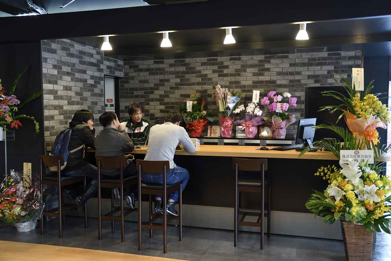 画像: ここはバーではありません。カワサキのオートバイを扱うお店です。ホントすごいですよ、ココは!