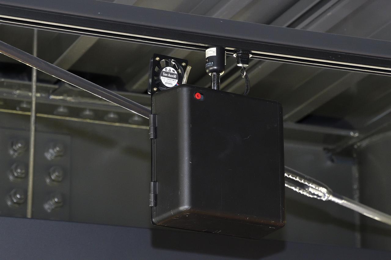 画像: 謎すぎるブラックボックスは、なんとフレグランスの噴霧装置でした。優しくウッド系な香りが店内に満ちます。ウッド系って、グリーンってことかしら?