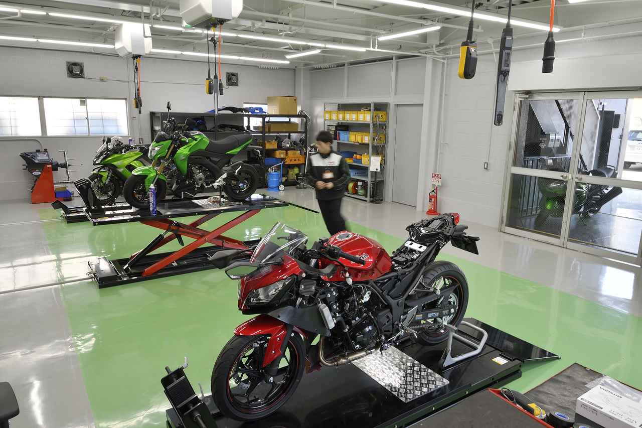 画像: ピットスペースが恐ろしく広く、清潔です。個人的にはピットがこういう環境だと愛車を安心して預けらまず。雑に扱われることが無さそうですもんね!