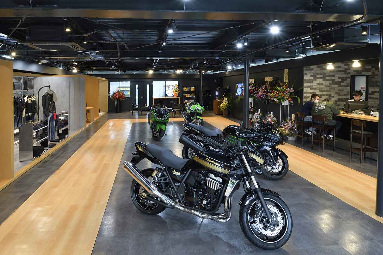 画像: 店舗中の展示スペースは贅沢に空間を使って、たった4台のみの展示!? 一般的なバイク屋さんに慣れていると、広すぎてソワソワしちゃいそうです。