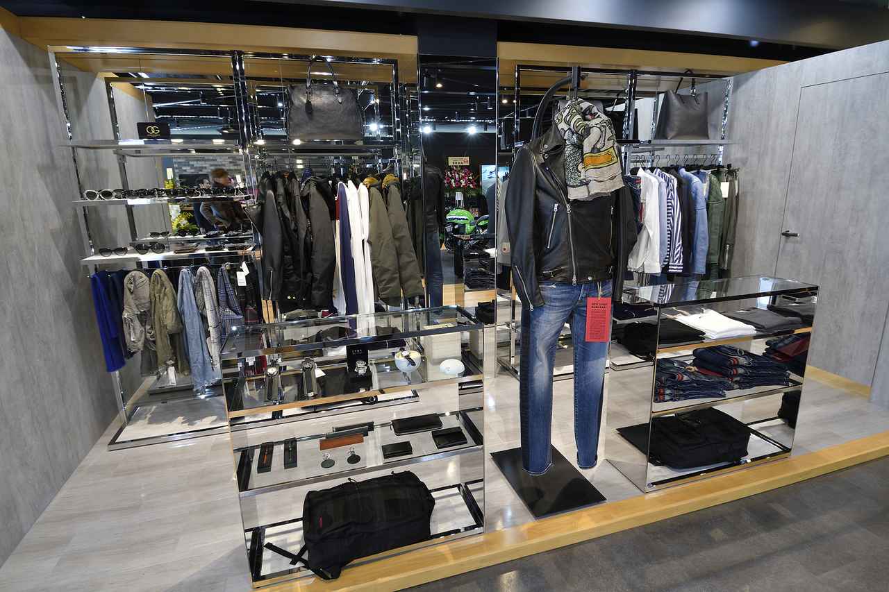 画像: カワサキのウェアがメインじゃないアパレルコーナーって???