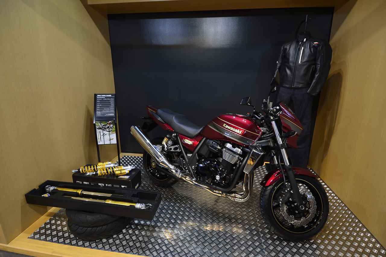 画像: 店舗中央の展示スペース以外にも車両は展示されています。ウェアやパーツと組み合わせれた、ZRX1200ダエグの世界観をまるごと提案するカタチでした。