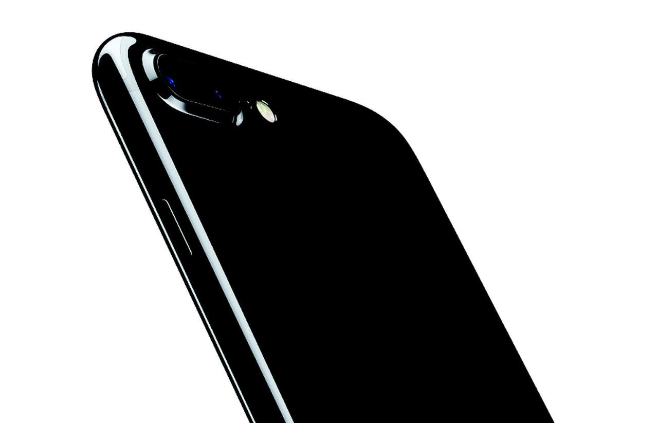 画像: iPhone 7 Plusは何と広角側(28mm)と望遠側(56mm)の2つのレンズを備えています。広角側はなんとF1.8相当の明るさを持ち、写真でも動画でも手ブレ補正機能が働くからスゴイ! 撮像素子は1200万画素の裏面照射型センサーを備えています。