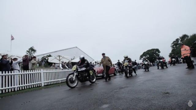 画像: 土曜日の初日は・・・あいにくの雨模様でした。 www.youtube.com