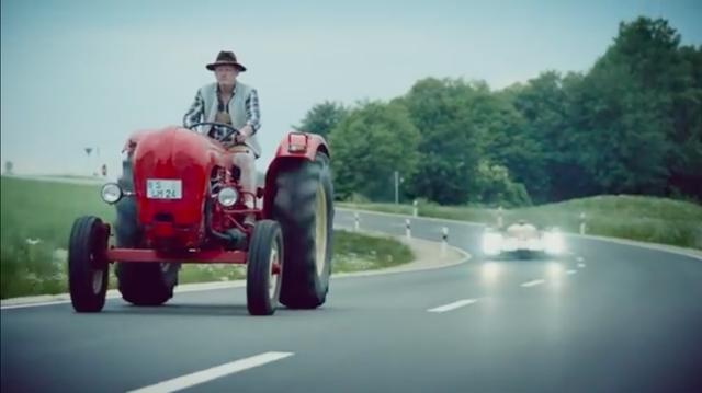 画像: のんびりと道路を走るポルシェのトラクターに迫るのは、アウディのLMP1耐久レーサーです! www.youtube.com