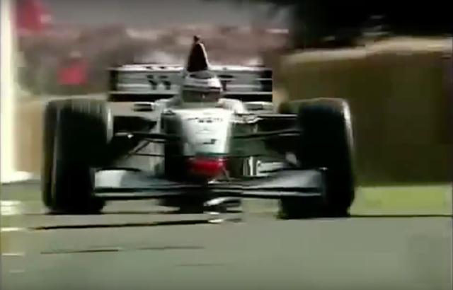 画像: 1999年のグッドウッド・フェスティバル・オブ・スピードで、マクラーレンF1を駆るN.ハイドフェルド。 www.youtube.com