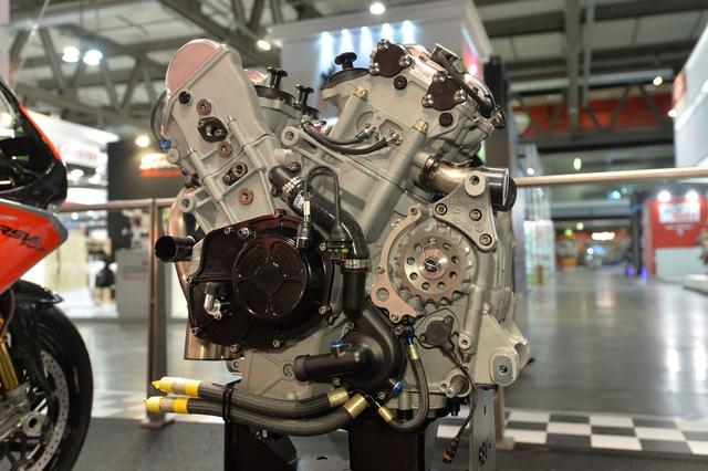 画像: アプリリアRSV4系のレースパック仕様車は、RSV4 R FW-SSTK1、RSV4 R FW-SSTK2、そしてRSV4 R-FW SBKが存在しますが、ニューマティック・バルブを採用するV4エンジンを搭載するのは、RSV4 R FW-GPだけです。 www.sportrider.com