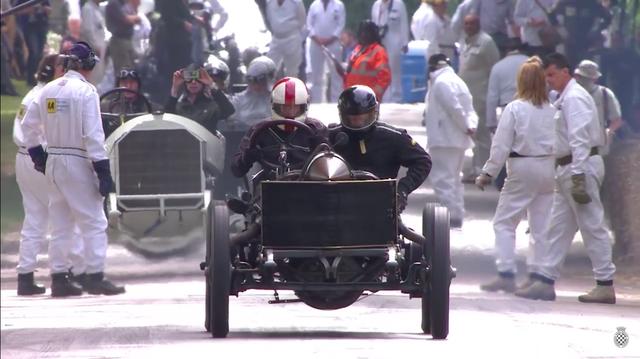 画像: いざ出撃! ガスペダルをベタ踏みにして、最初のコーナーに突っ込んでいきます! www.youtube.com