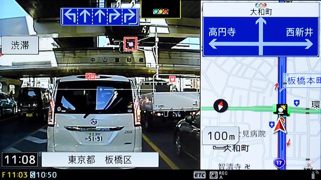 画像: 前方の赤信号を認識。急ブレーキが多いヒヤリハット地点では、前のクルマにつられて右折すると効果音を出して注意を促す「右折時つられ発進検知」機能も搭載。