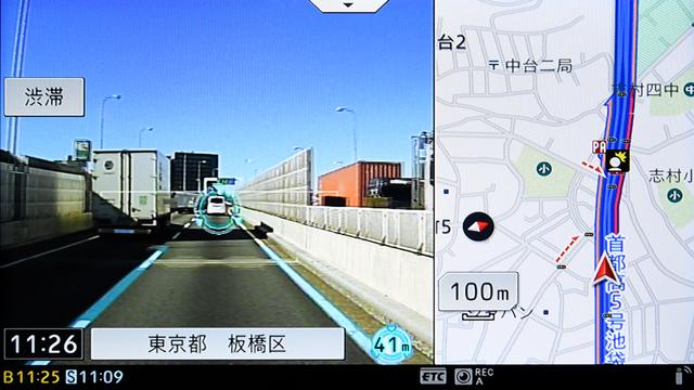 画像: 速度域が上がる首都高速では、しっかり車間を空けないと青い表示をキープできない。高速道路には時々車間距離を確認する表示版があるが、サイバーナビなら常時、車間を意識して運転するようになる。