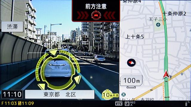 画像: 先行車に近づくと、ターゲットスコープの円が大きくなり、黄色に変化する。さらに接近すると、画面に「前方注意」の表示と、「ピピピピ！」音で警告する。