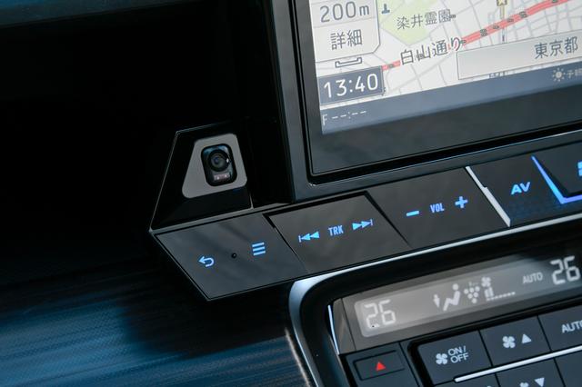 画像: 車種専用モデルのAVIC-CE900ST-Mは、フロアカメラユニットも同梱。操作パネルの上にすっきり設置。リアガラスやサンバイザーに取り付けるブラケットも用意されている。