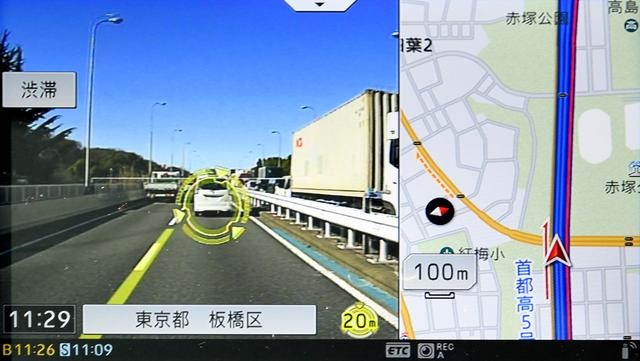 画像: 車線をまたぐと、黄色い帯に変化。「ビッビッビッビッビッビッ！」という警告音も出る。