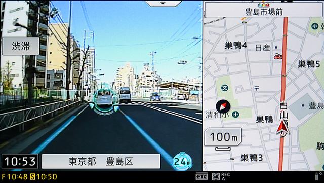 画像: カメラ映像から車線を認識している。通常は、車線に青い帯が重なる表示。