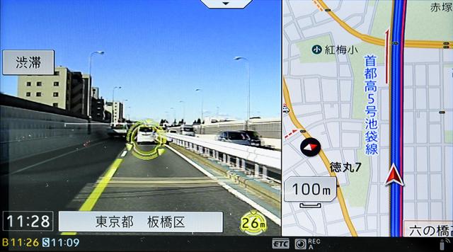 画像: 一般道では同じ26mで青い表示だったが、スピードが出ている高速道路では黄色表示になる。
