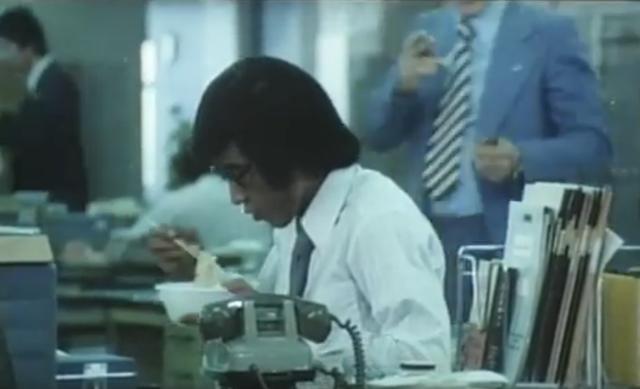 画像: 昼はしがないサラリーマンが・・・ www.youtube.com
