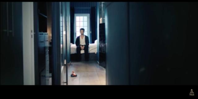 画像: 死んだ魚のような目をして、孤独に部屋で過ごすひとりの男・・・。 www.youtube.com