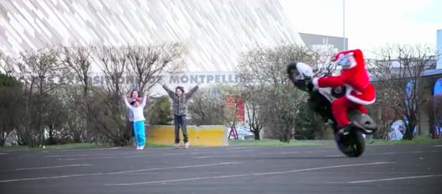画像: サンタのエクストリーム・トリックに大喜びの子供たち。 www.youtube.com