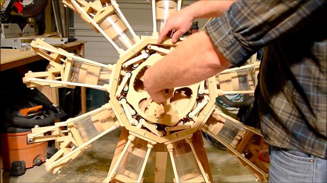 画像: こちらはパート2より。シリンダーが透明パーツなので、どのように各気筒のピストンが動いているのかよくわかります。動弁系はOHV=オーバーヘッドバルブです。 www.youtube.com