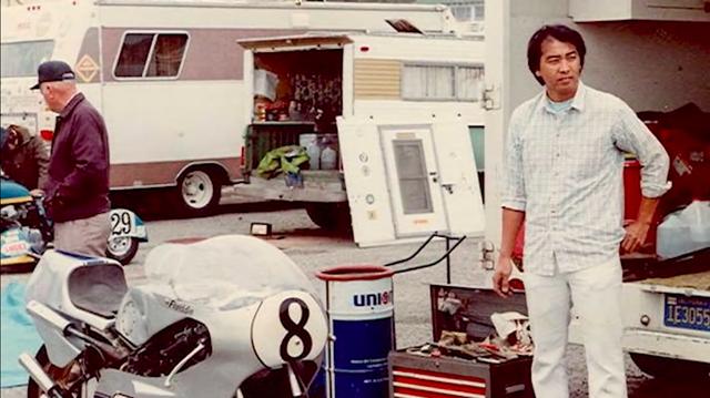 画像: 1979年にスペンサーは、ヤマハTZ250でAMA 250GPのナショナル・チャンピオンを獲得。1980年は18歳でデイトナ200マイルにヤマハのTZ750で参戦。チューナーはあのアーブ・カネモト(右)でした。デイトナ200マイルはライバルを大きくリードするものの、残り13周で焼きつきリタイア・・・で惜しくもデイトナ制覇を逃しました。 www.youtube.com
