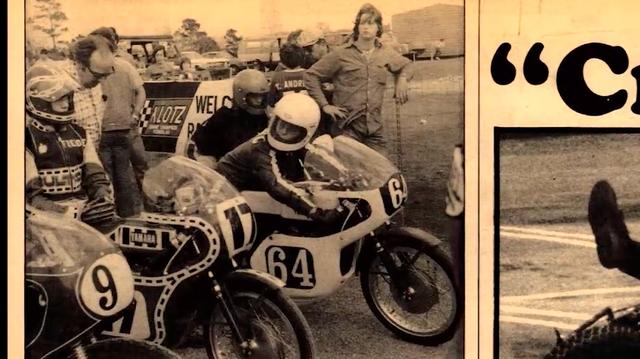 画像: 1974年、ヤマハTA125に乗り、AMAのアマチュア・ロードレースを走るスペンサー(ゼッケン17)。ダートトラックではブルタコ・アストロに乗っていたから、ロードでもブルタコのロゴ入りのレザースーツなんですね。 www.youtube.com