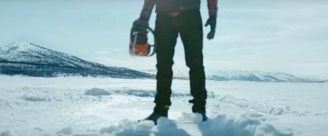 画像: 大自然の中、チェーンソーを持って氷上にたたずむひとりの男・・・。 www.youtube.com