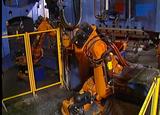 画像: 熱間鍛造を行う工場では、自動化されたロボットが大活躍しています。 www.youtube.com
