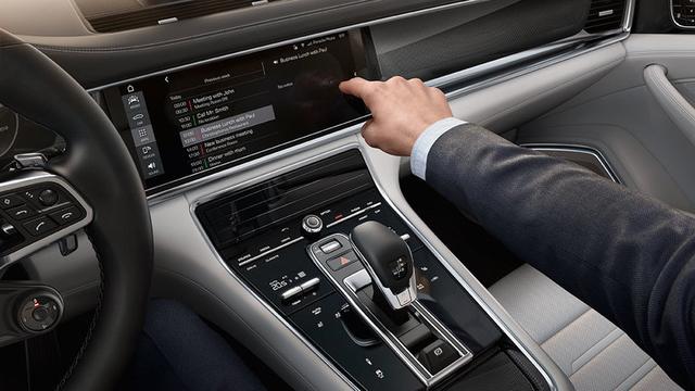 画像: Connect Plus: Even the information superhighway is not beyond the bounds of a Porsche. コネクト・プラスは、充実したインフォテイメントによって、ドライバーに先進的な体験を提供します。 www.porsche.com