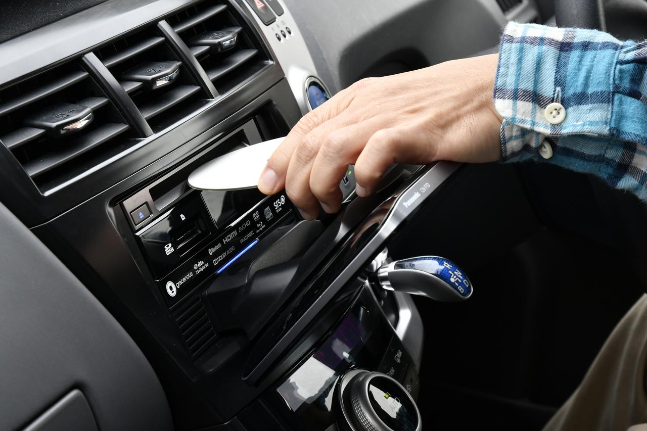 画像: モニターを手前に傾けると、ディスクドライブやSDカードスロットにアクセスできる。