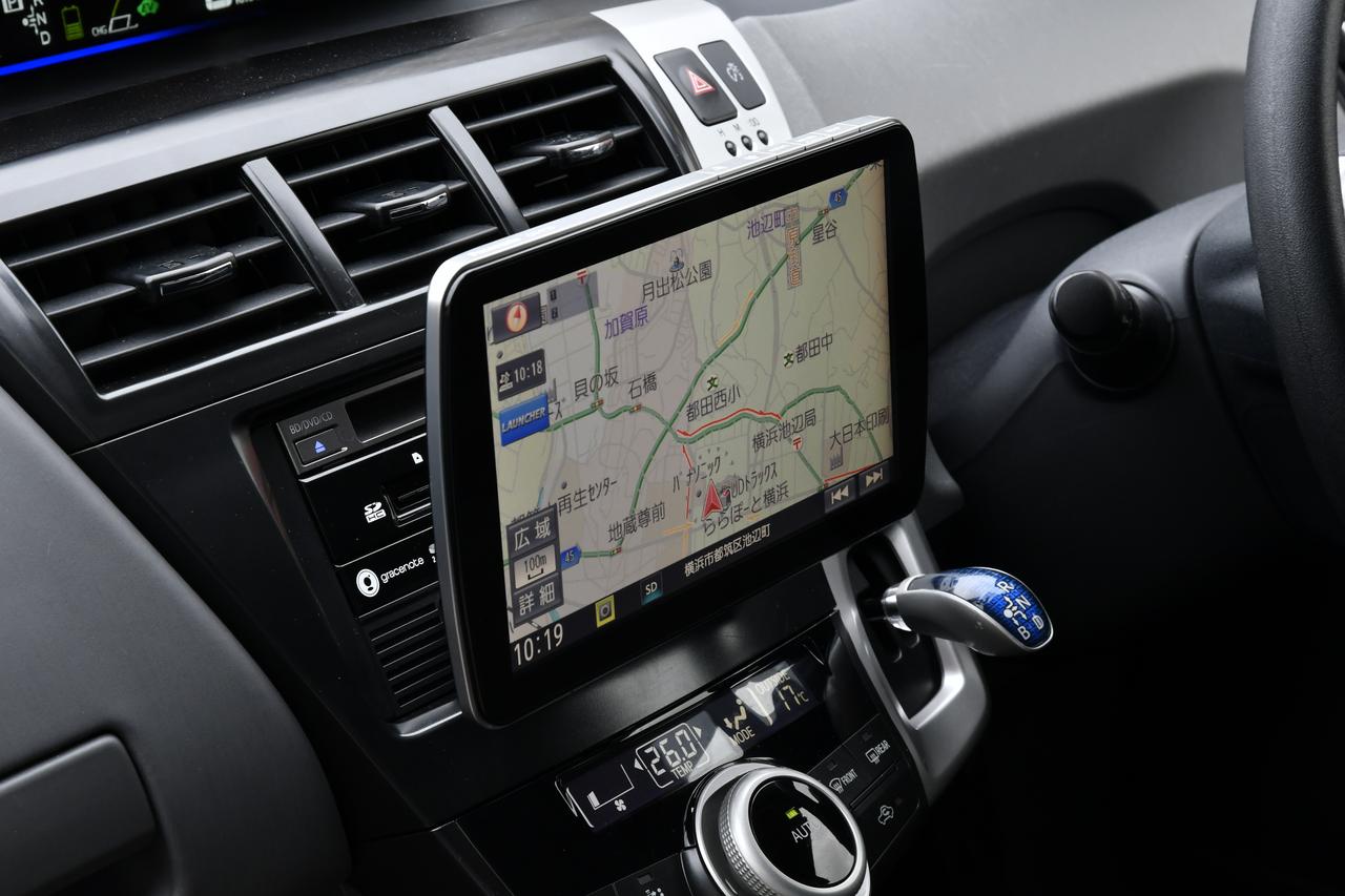 画像: 曲面を採り入れた薄型モニターは、まるでタブレット。アルミフレームも高級感たっぷり。ボリュームの「- +」「AUDIO」「MENU」「MAP」ボタンはフレームの上面にある。